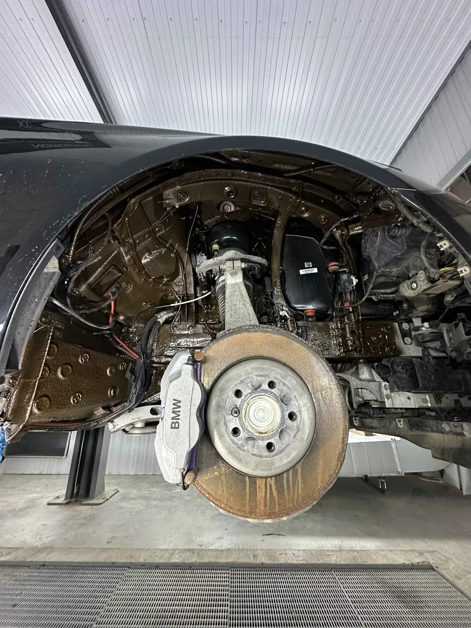 Передняя арка BMW 730 после антикоррозийной обработки - Антикоррозийная обработка BMW 730 материалами DINITROL