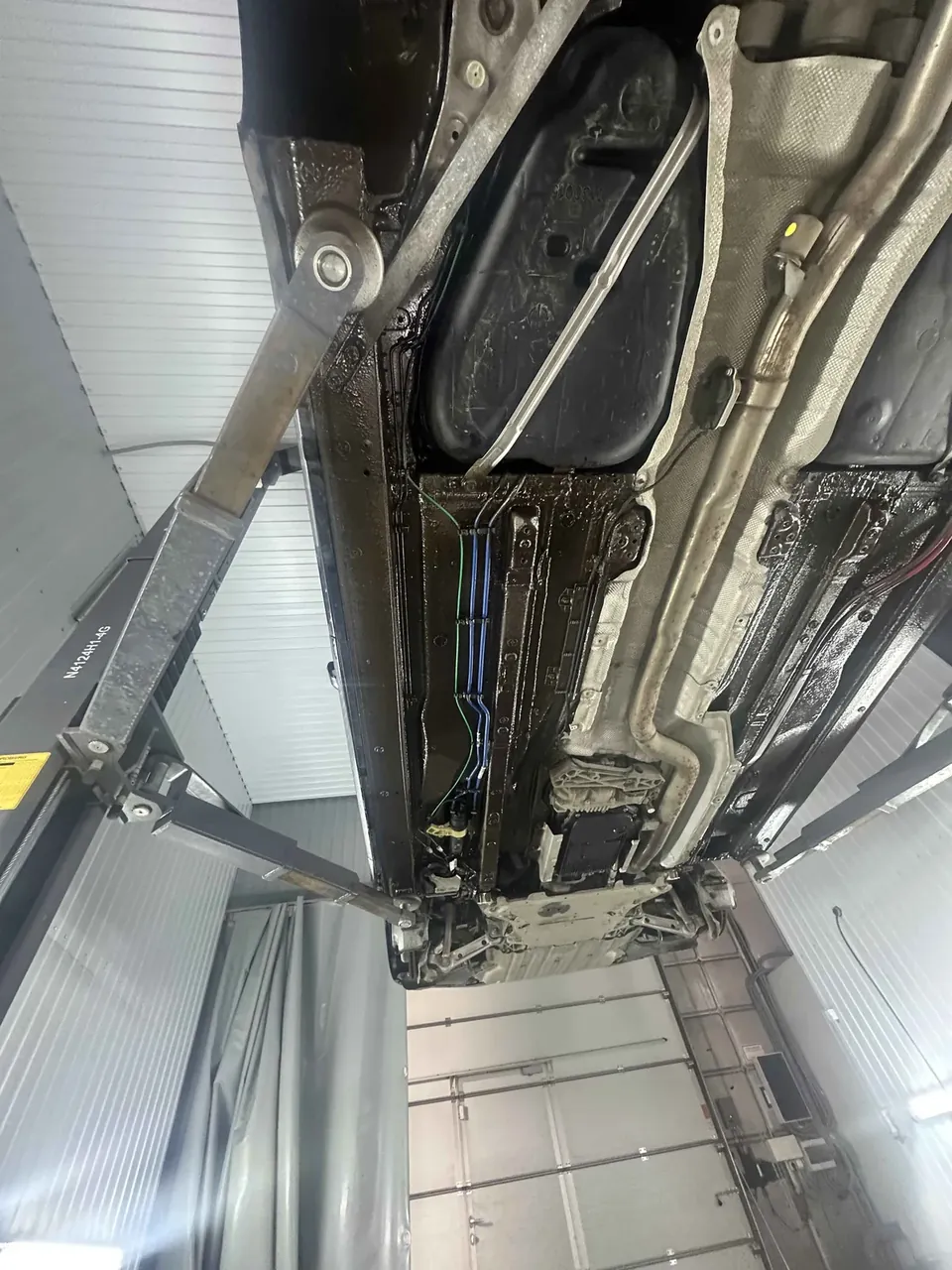 Днище BMW 730 после нанесения DINITROL Metallic - Антикоррозийная обработка BMW 730 материалами DINITROL