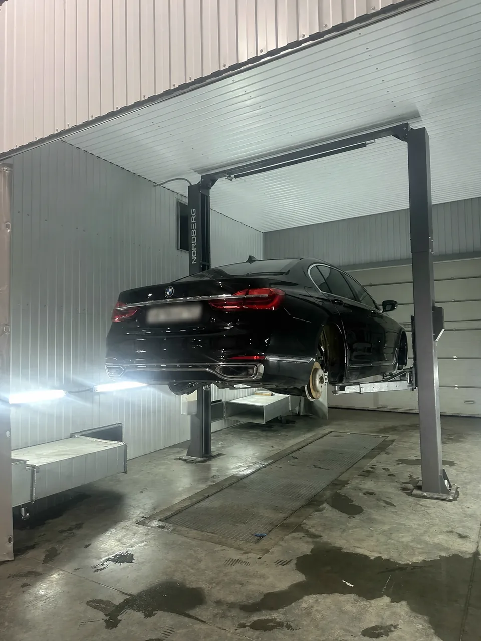 BMW 730 на подъёмнике перед дефектовкой - Антикоррозийная обработка BMW 730 материалами DINITROL