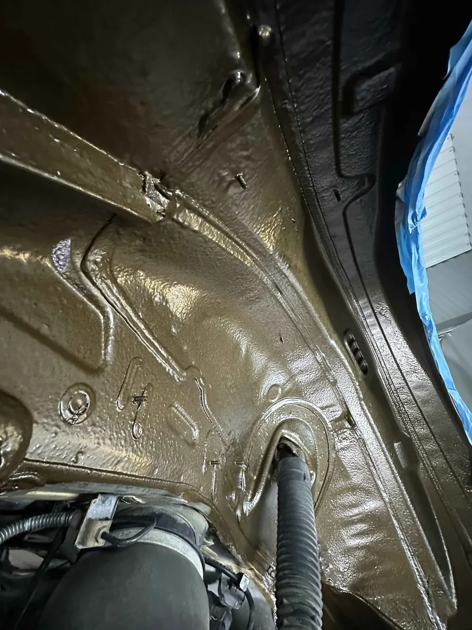 Защитное покрытие DINITROL Metallic крупным планом - Антикоррозийная обработка Mercedes-Benz GLS материалами DINITROL