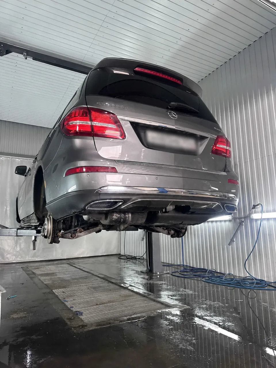 Mercedes-Benz GLS после мойки перед дефектовкой - Антикоррозийная обработка Mercedes-Benz GLS материалами DINITROL