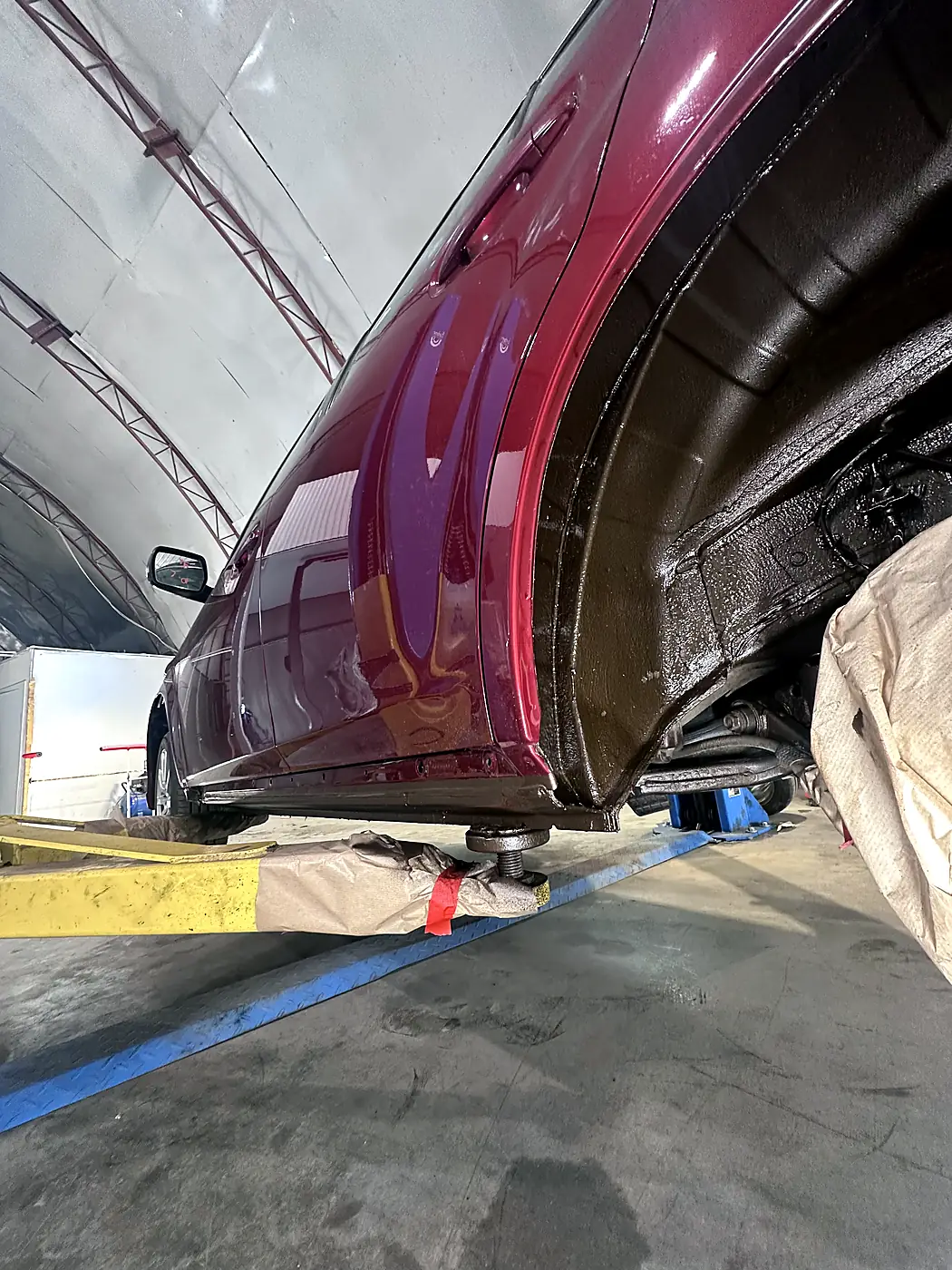 Subaru после антикоррозийной обработки — крупный план покрытия - Антикоррозийная обработка Subaru материалами DINITROL