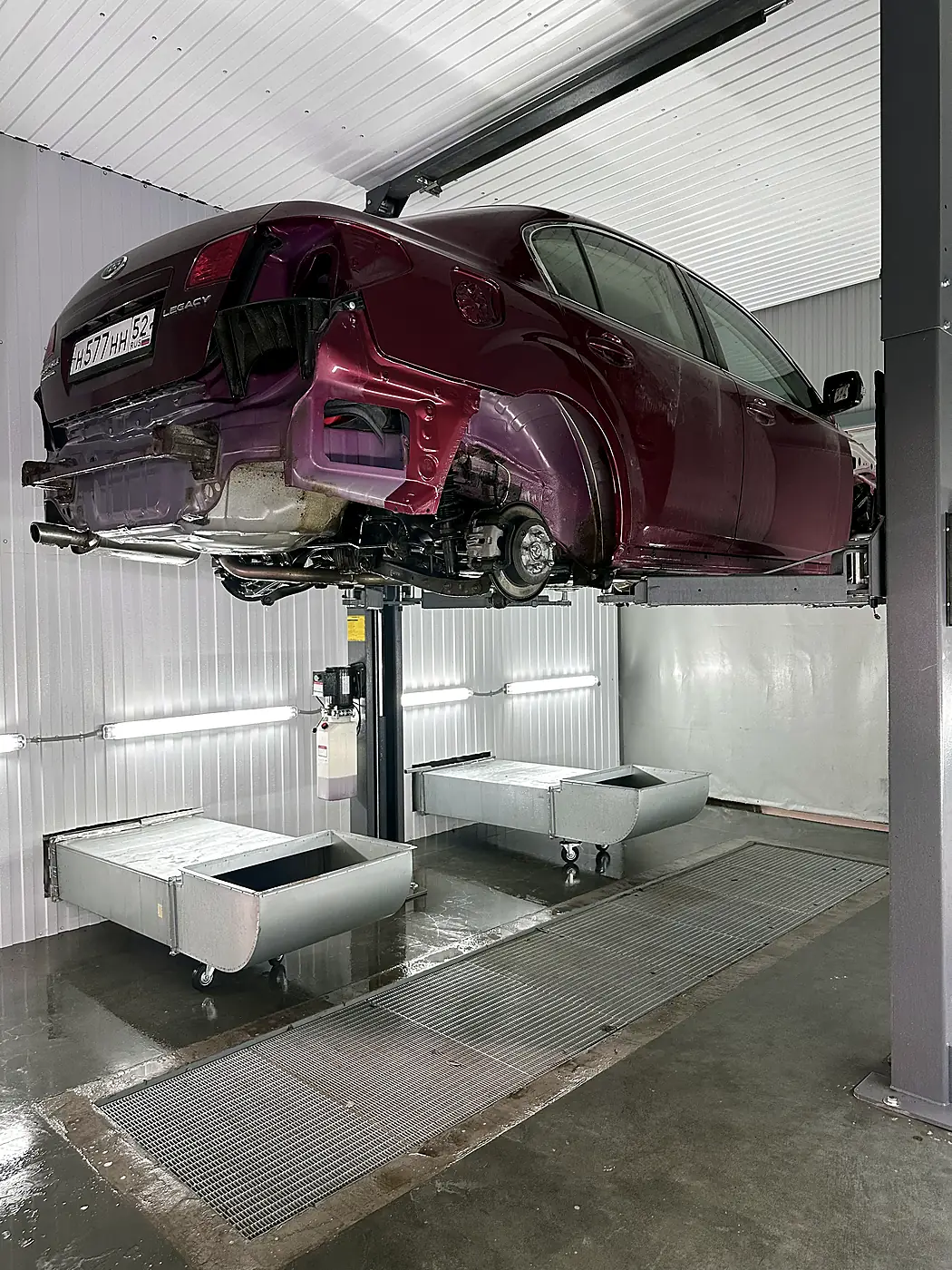 Подготовка днища Subaru к антикоррозийной обработке — крупный план - Антикоррозийная обработка Subaru материалами DINITROL