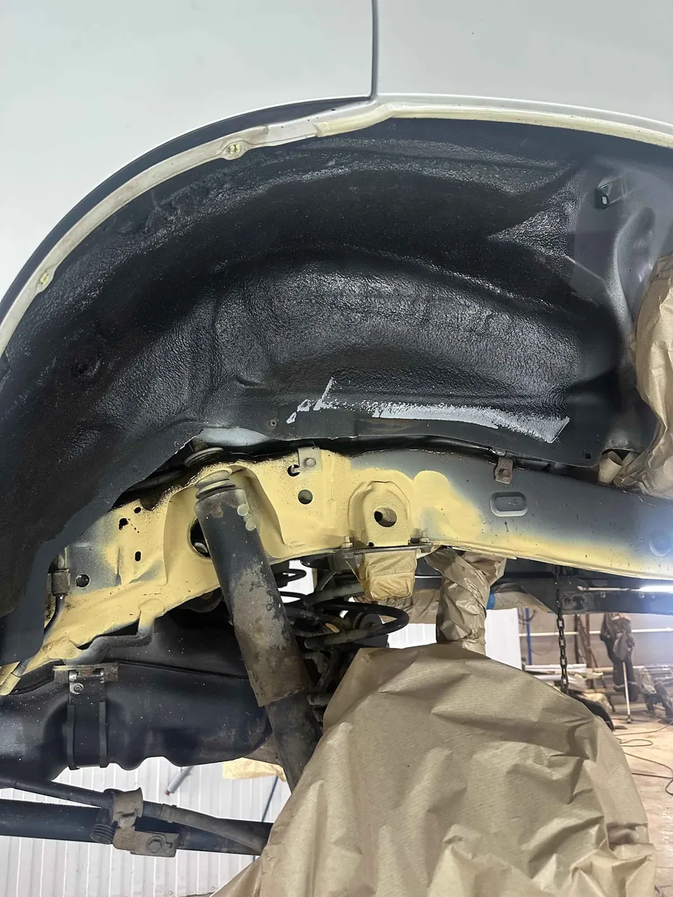 Кислотный грунт на подготовленной арке Toyota Prado - Антикоррозийная обработка Toyota Land Cruiser Prado материалами DINITROL