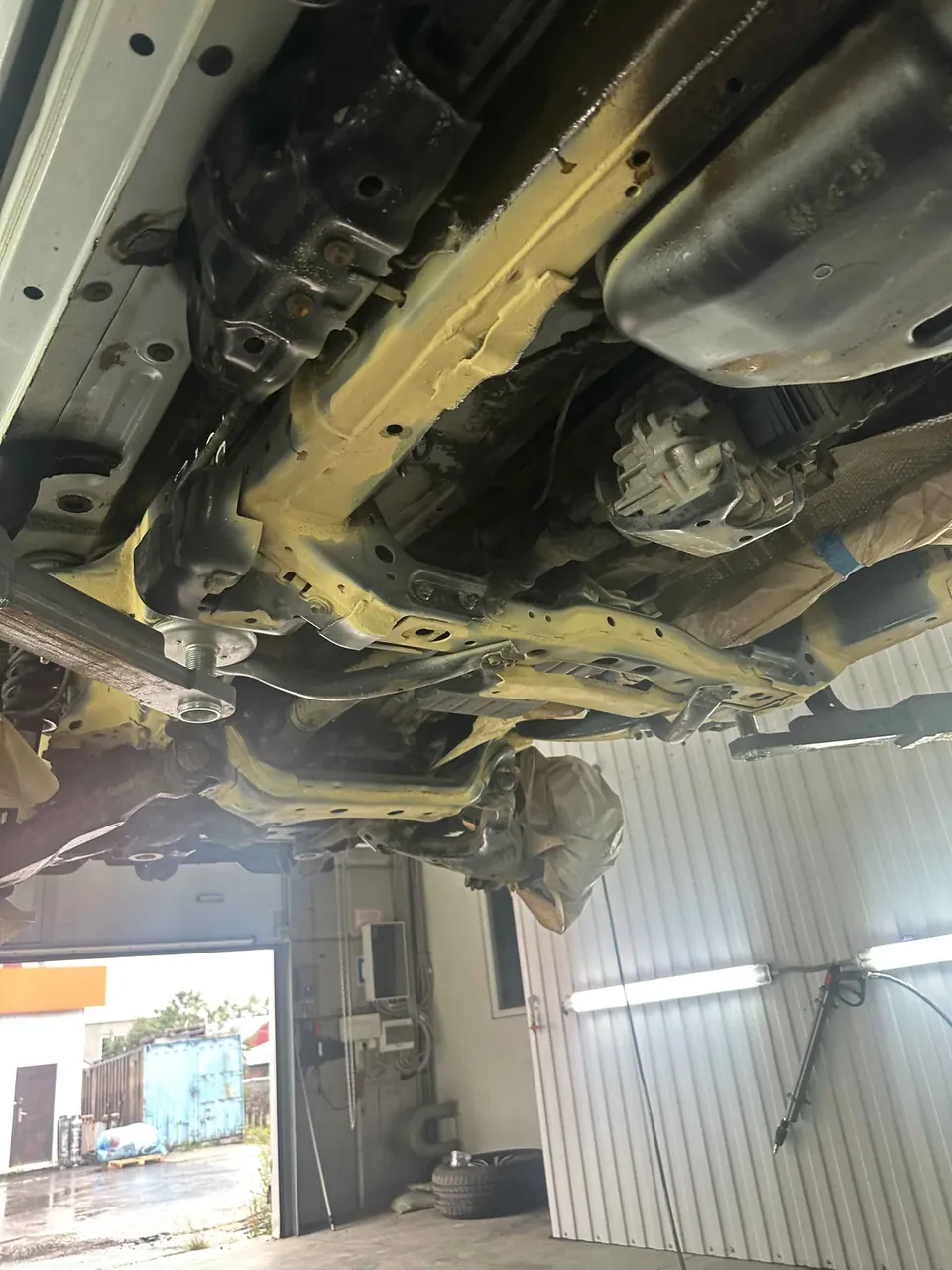 Грунтование зон днища Toyota Land Cruiser Prado - Антикоррозийная обработка Toyota Land Cruiser Prado материалами DINITROL