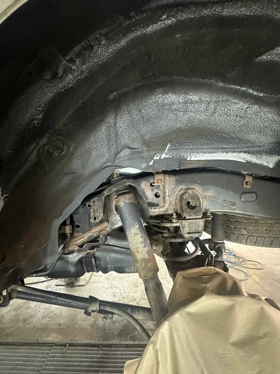 Проблемная зона Toyota Prado до подготовки - Антикоррозийная обработка Toyota Land Cruiser Prado материалами DINITROL