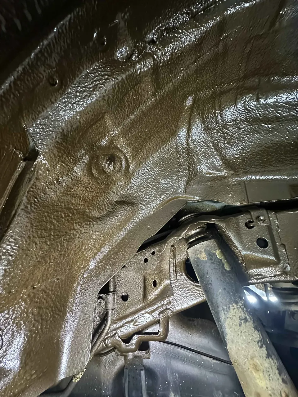 Покрытие DINITROL на Toyota Prado крупным планом - Антикоррозийная обработка Toyota Land Cruiser Prado материалами DINITROL