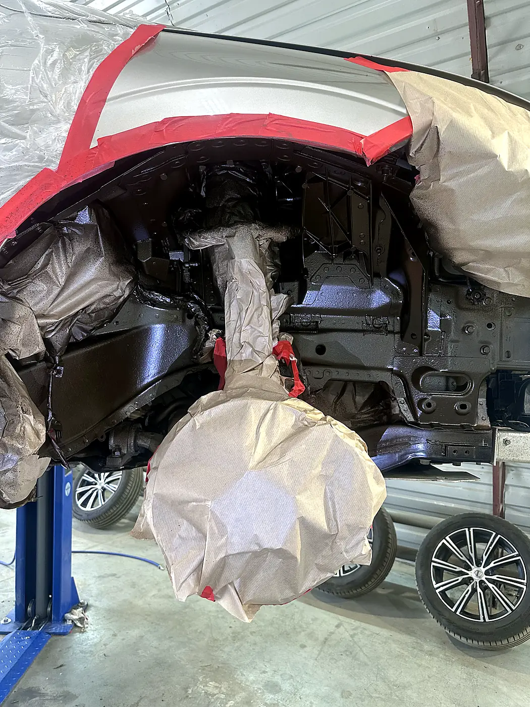 Нанесение Dinitrol Metallic на днище Volvo XC60 - Антикоррозийная обработка Volvo XC60 материалами DINITROL